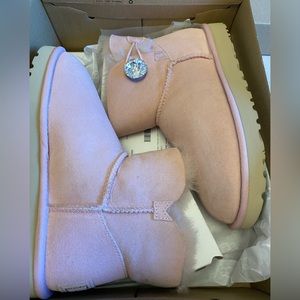 UGG Mini Bailey Button Bling in Pink.  Size 6!!!!!! BEAUTIFUL New in Box💖💖